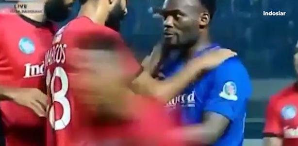 水牛埃辛怒了！印尼联赛中死球时间被爆射，怒追22岁小将！