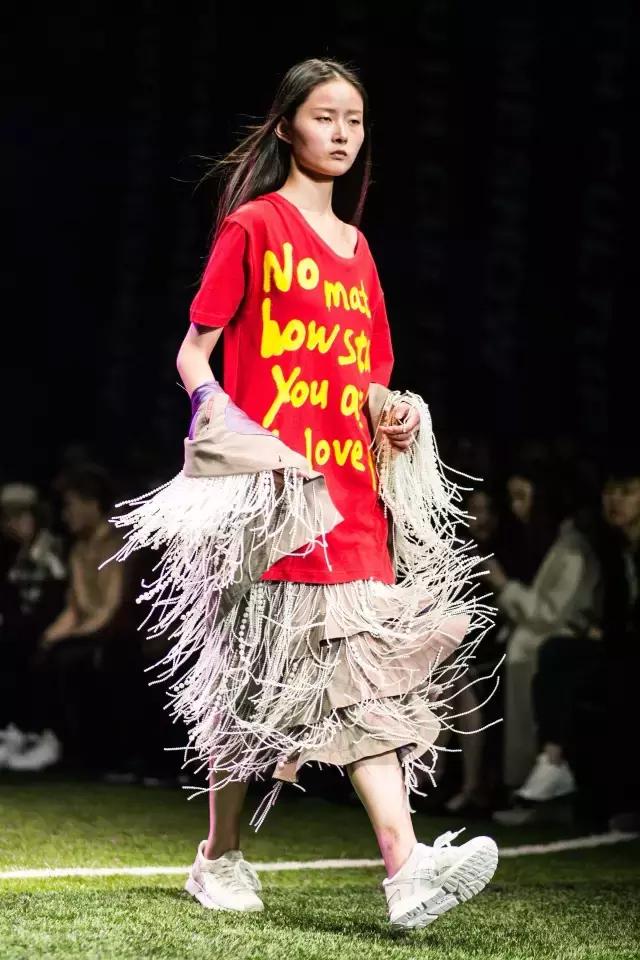 这双球鞋帅得有点过分，难怪去时装周的人都在穿