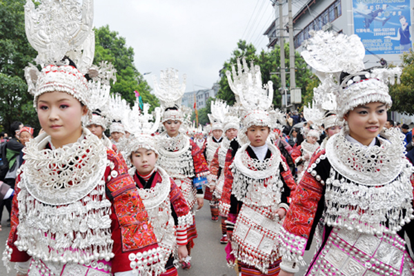 谁说贵州“人无三分银”，一套苗族盛装全是银，何止三分？
