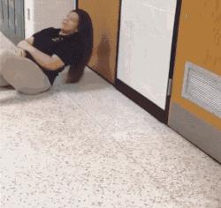 女生生西瓜,妹子吃冰镇西瓜拉肚子