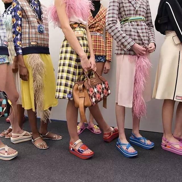 有款很贵却很丑的拖鞋,一双几十块的拖鞋值得买吗