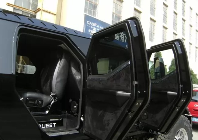 1500万骑士十五世去洗车,洗车人员直摇头:装甲车我们洗不了