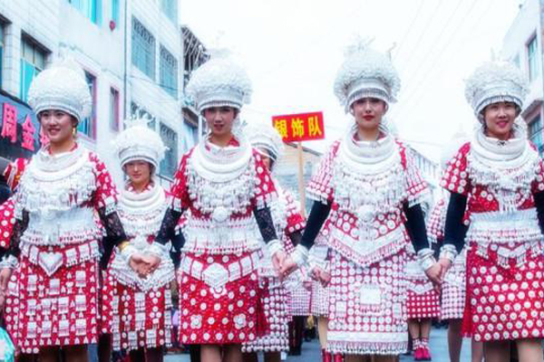 谁说贵州“人无三分银”，一套苗族盛装全是银，何止三分？