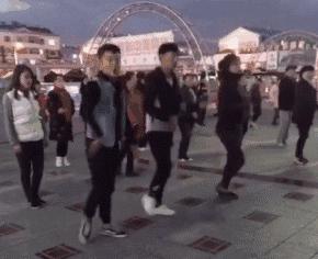 女生生西瓜,妹子吃冰镇西瓜拉肚子