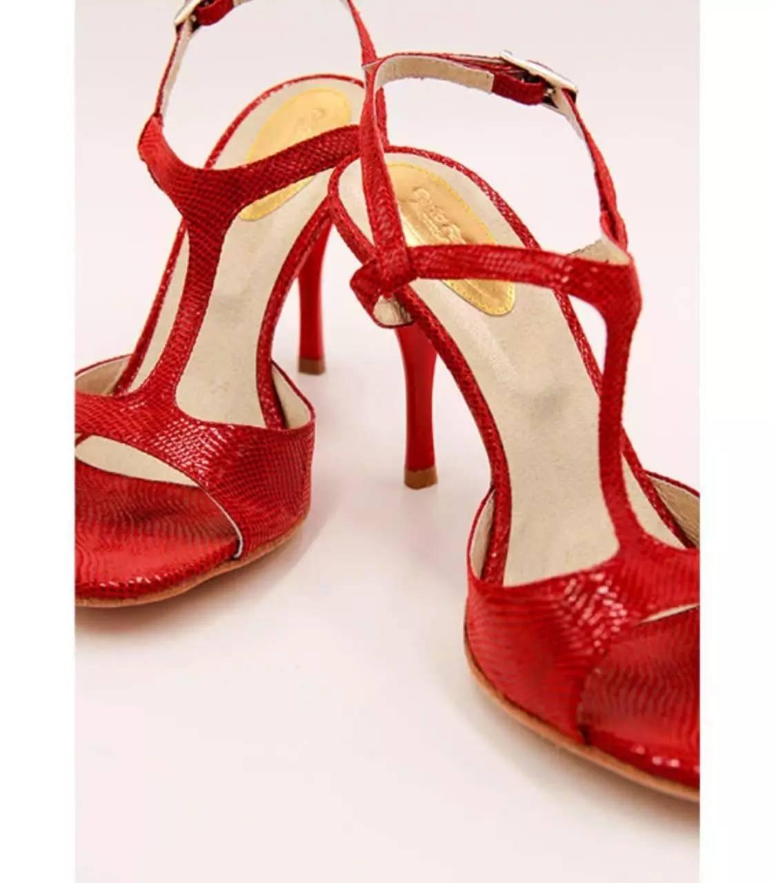 有款很贵却很丑的拖鞋,一双几十块的拖鞋值得买吗