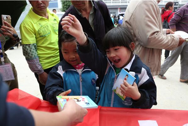 广西河池市巧用桐花节开展反*教邪**宣传（图）