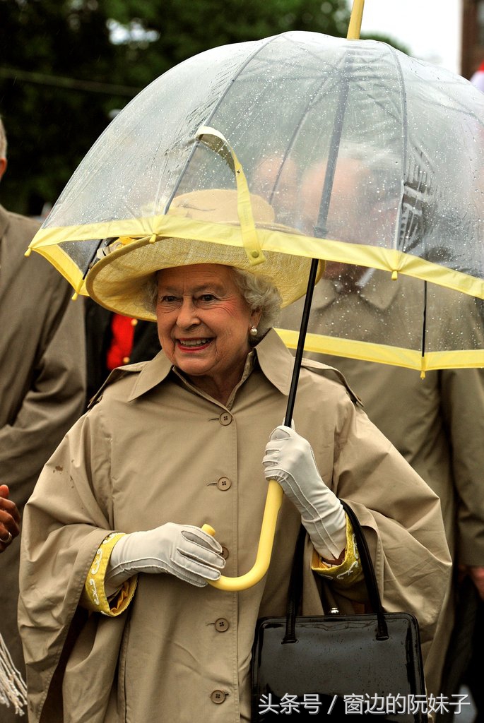 英国女王不同场合穿搭,英国王室女王穿搭