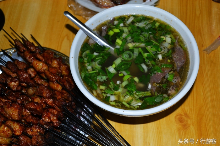 到敦煌去看月牙泉,敦煌沙洲夜市去莫高窟