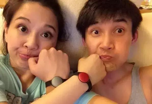 被母亲虐打逼做歌星，但却被骗光财产，如今时隔11年重回荧幕