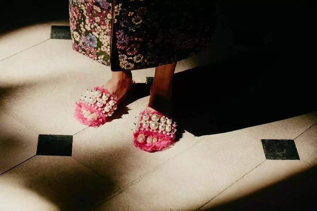 有款很贵却很丑的拖鞋,一双几十块的拖鞋值得买吗