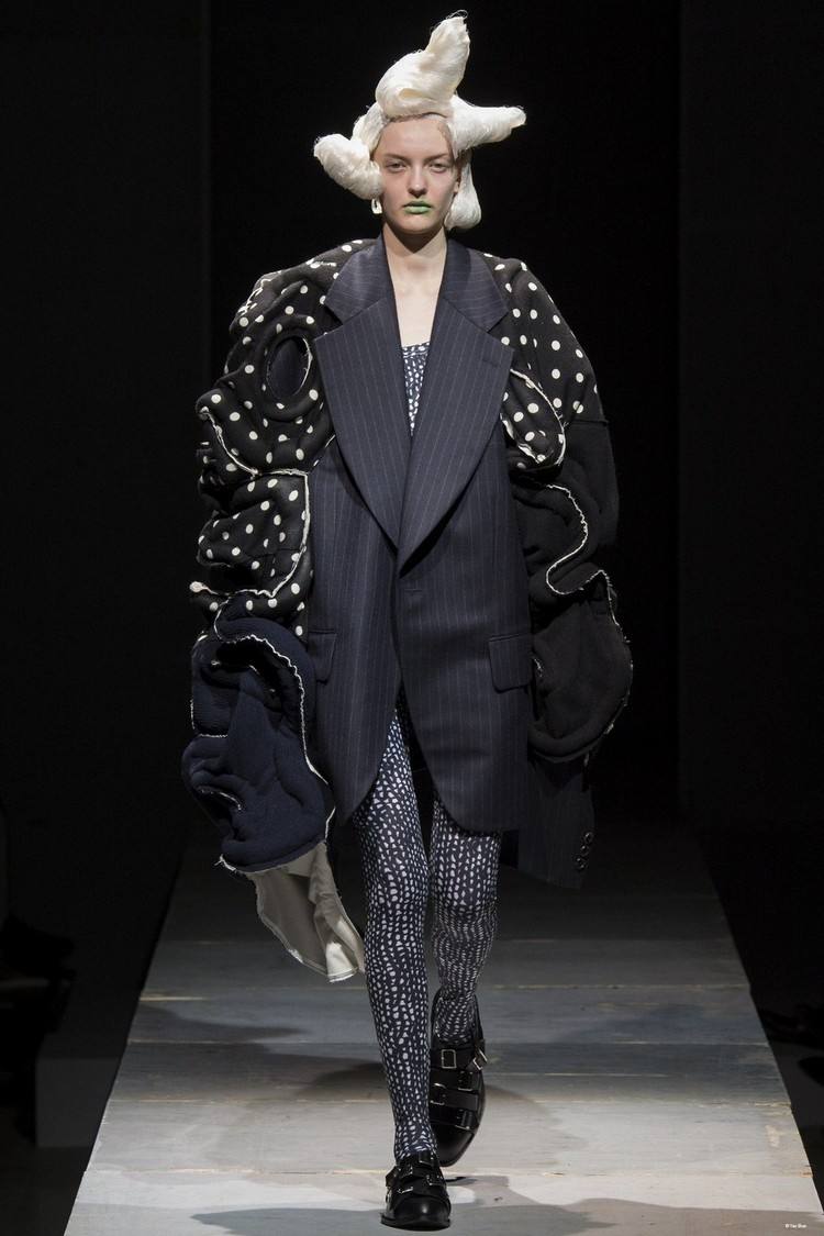 穿上CommedesGarçons这样就没有男生来搭讪了