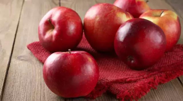 苹果每天什么时间吃对身体最好,苹果怎么吃营养价值最高