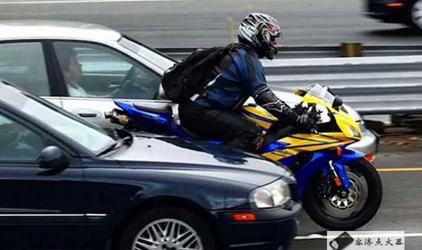 骑摩托十大注意事项,骑摩托听音乐的危害