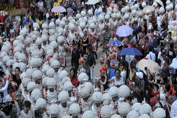 谁说贵州“人无三分银”，一套苗族盛装全是银，何止三分？