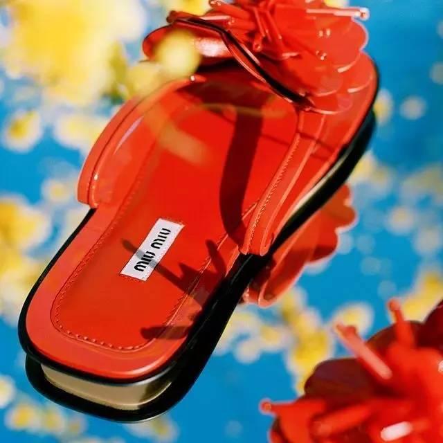 有款很贵却很丑的拖鞋,一双几十块的拖鞋值得买吗