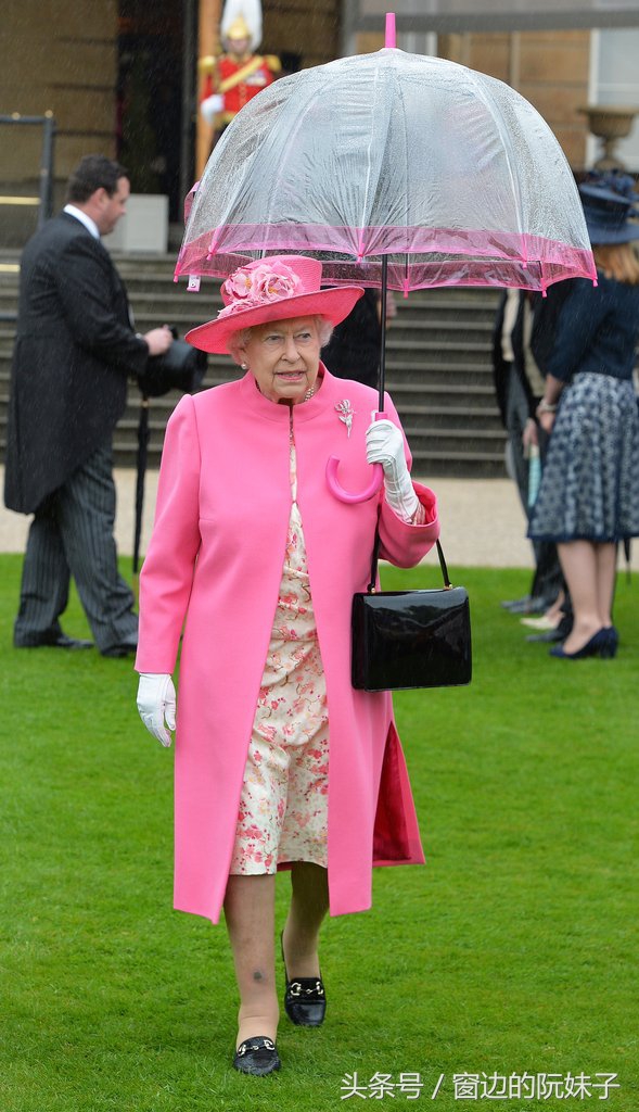 英国女王不同场合穿搭,英国王室女王穿搭