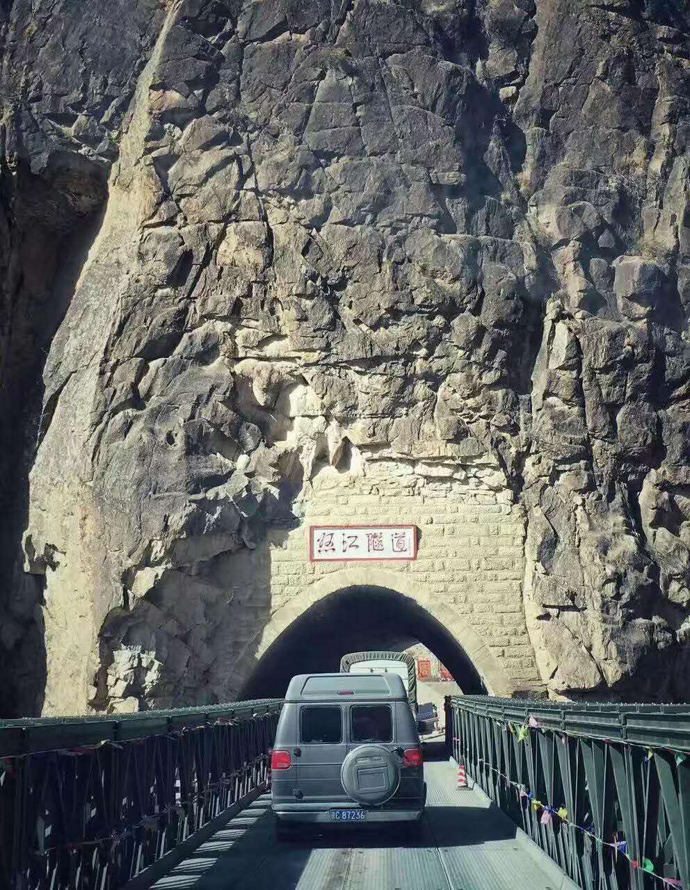 川藏线318骑行路过的山,川藏318骑行过隧道