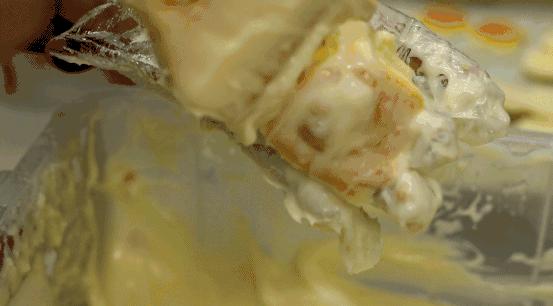 上海排队7小时吃到的网红面包,吃肉松小贝的网红