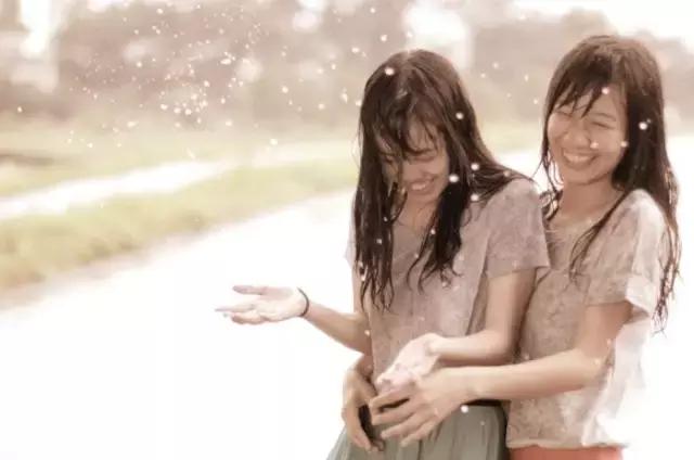 看到校园里陌生的异性同学狼狈淋雨，你会主动帮忙吗？