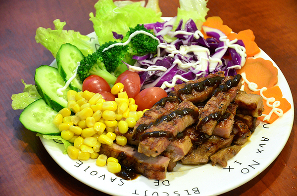 依筱轩的牛排杯｜一杯在手，肉菜都有