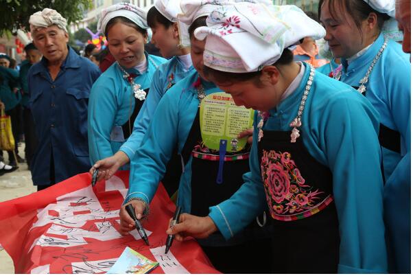 广西河池市巧用桐花节开展反*教邪**宣传（图）