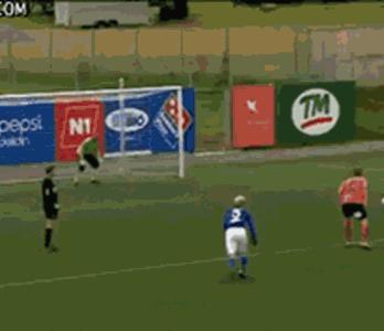 足球搞笑名场面c罗憋住不笑,足球搞笑视频c罗内马尔