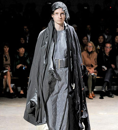 穿上CommedesGarçons这样就没有男生来搭讪了