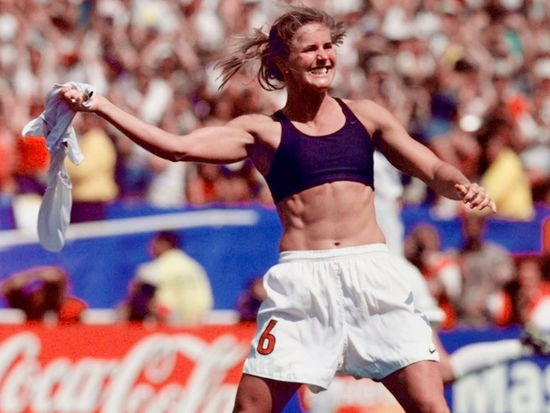 女足脱衣庆祝第一人,中国女足韩端比赛