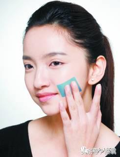 为什么脸油还能起干皮,为什么脸会给人一种油油的感觉