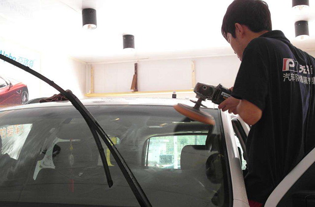 雨季镀膜玻璃水怎么用,雨季必备前档玻璃镀膜