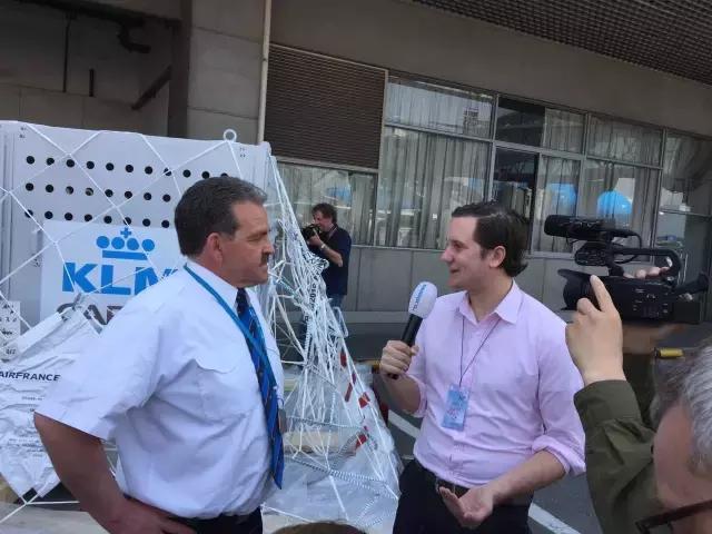 荷兰迎接中国大熊猫,大熊猫在国外有警车开道