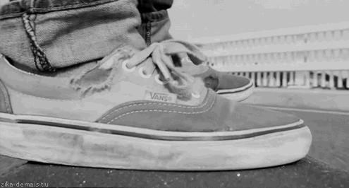 为了让所有人能低头看你的鞋,这个牌子直接把屎糊到了鞋上