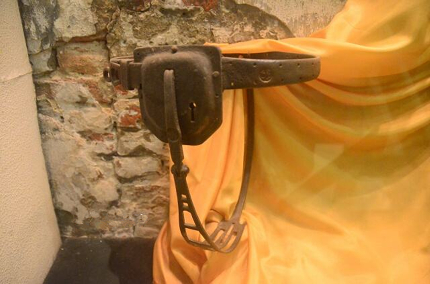 一个在古代都认为性感的东西，现今彻底消失了，对女性实在太残酷