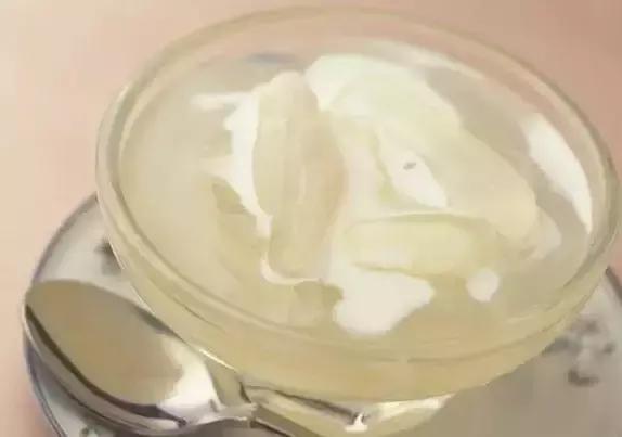 椰果饮料里面的椰果怎么来的,椰果嚼不烂是塑料吗