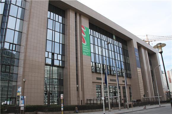 这个女人出国生娃面子大：产房领土划给了她祖国