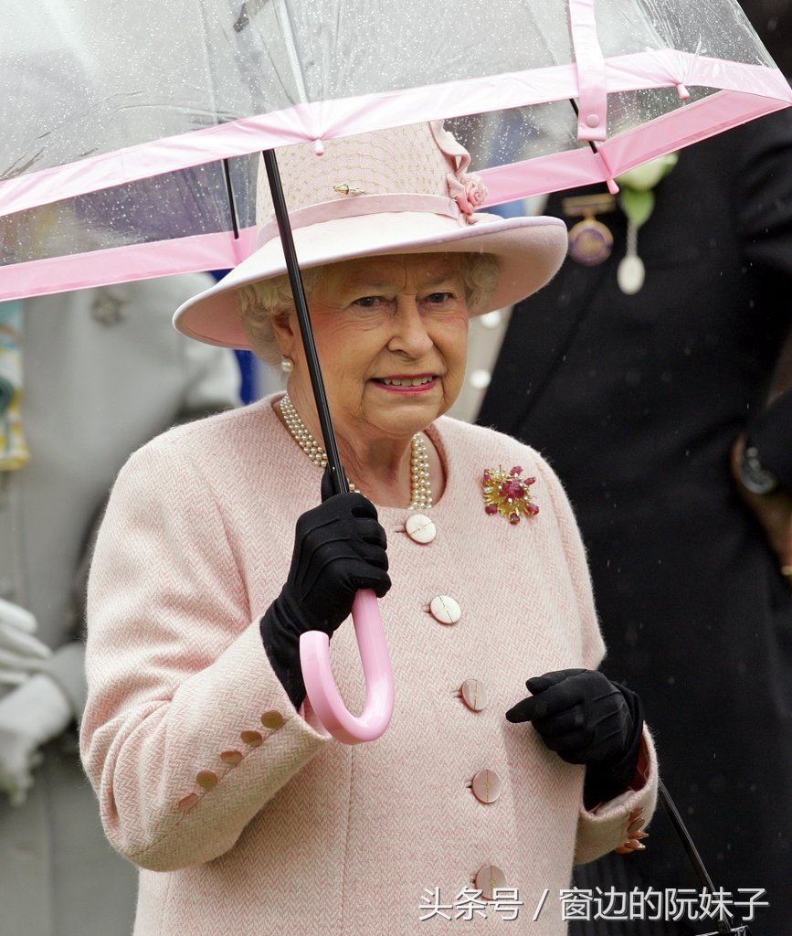 英国女王不同场合穿搭,英国王室女王穿搭