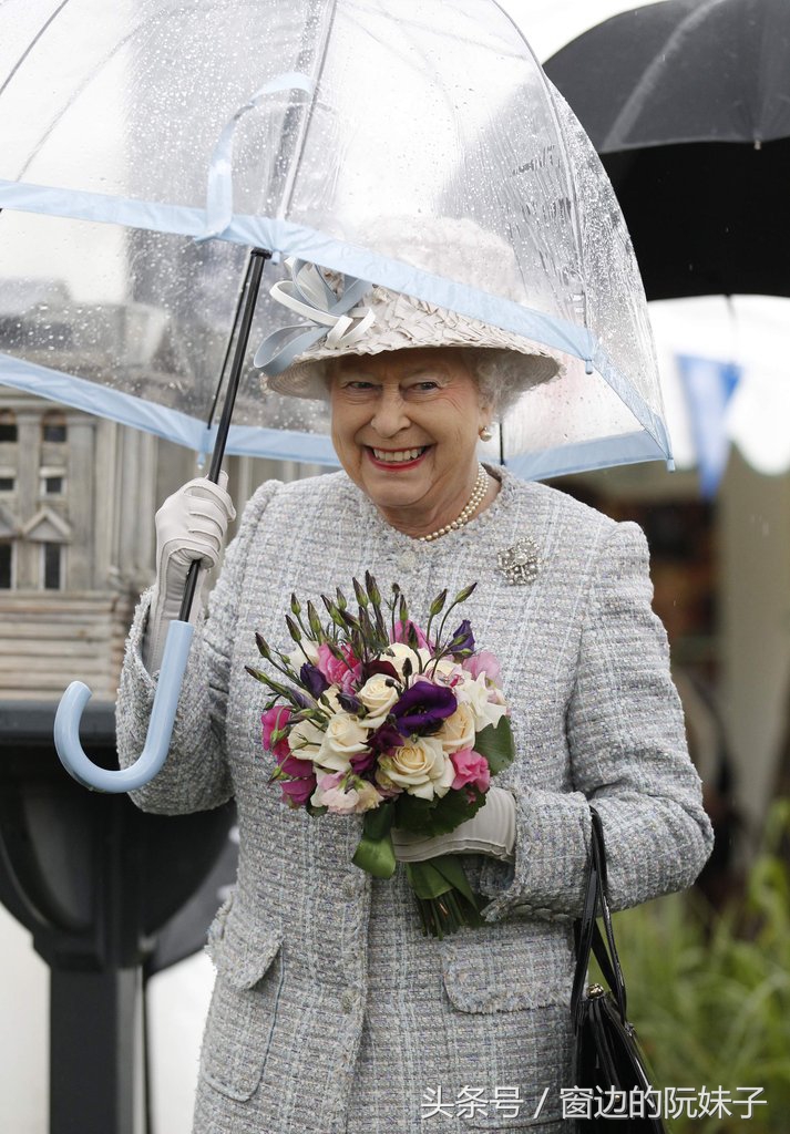英国女王不同场合穿搭,英国王室女王穿搭