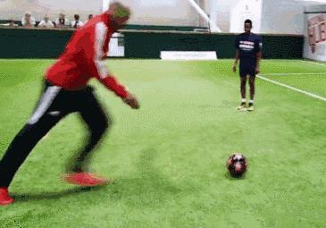 fifa22外脚背射门,外脚背弧线球射门教学