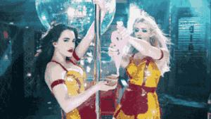 周六我不想上班，我想和你在餐桌上耍果酱