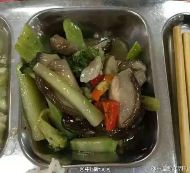 4个小伙子爬山帮助一位老人，结果几天后奇迹发生，别人都羡慕死了！