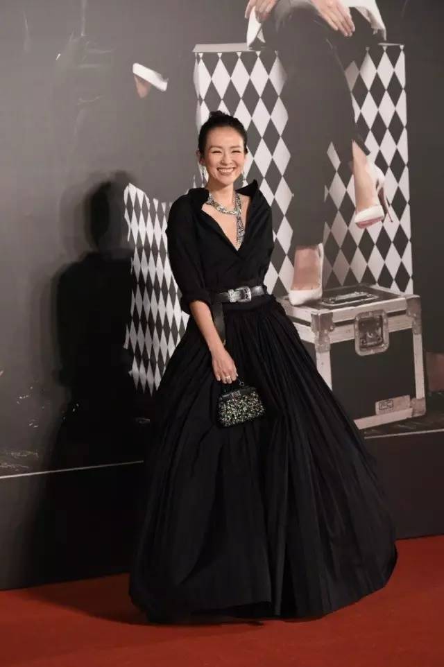 周冬雨金马奖表现,周冬雨颁奖反应