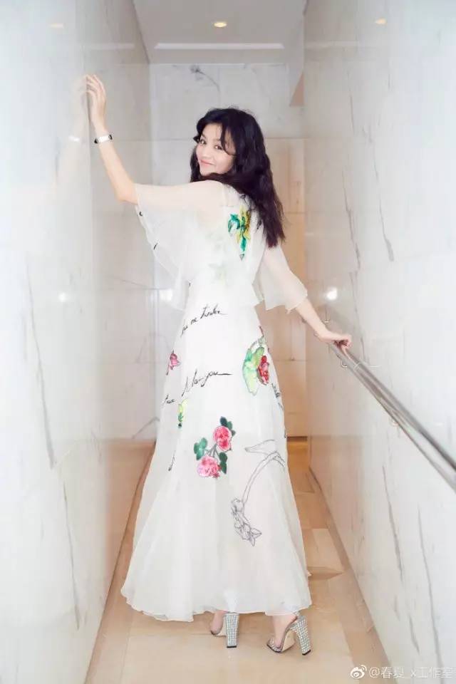 周冬雨金马奖表现,周冬雨颁奖反应