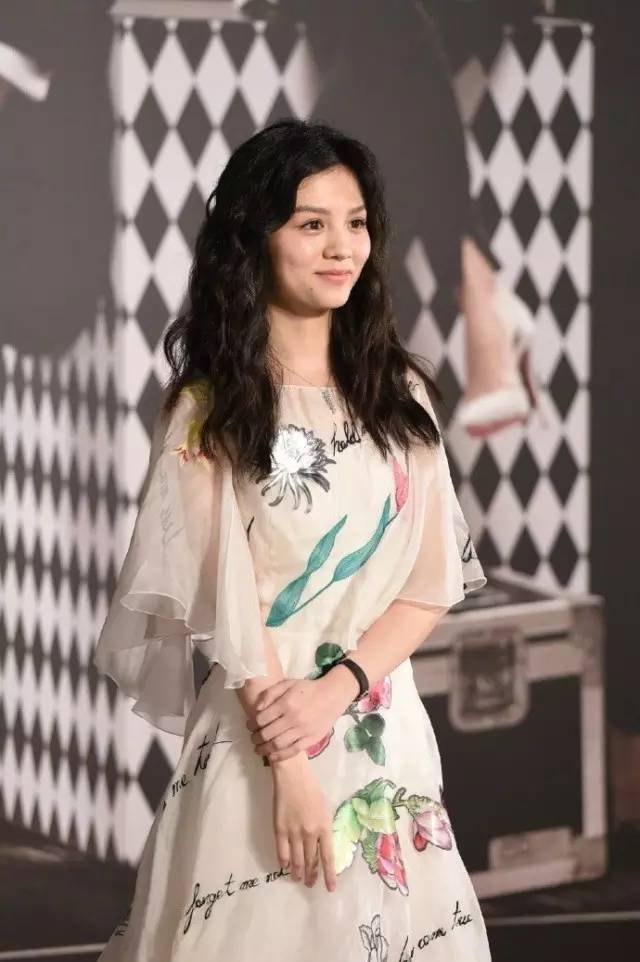 周冬雨金马奖表现,周冬雨颁奖反应