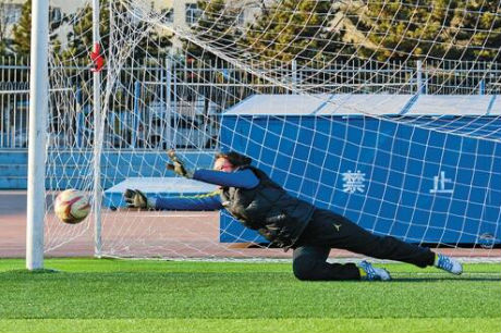 绿茵场上的校园,校园操场上的青春