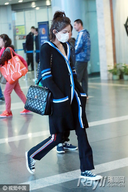 杨幂和唐嫣穿西装,唐嫣背过的这些时髦大牌包包