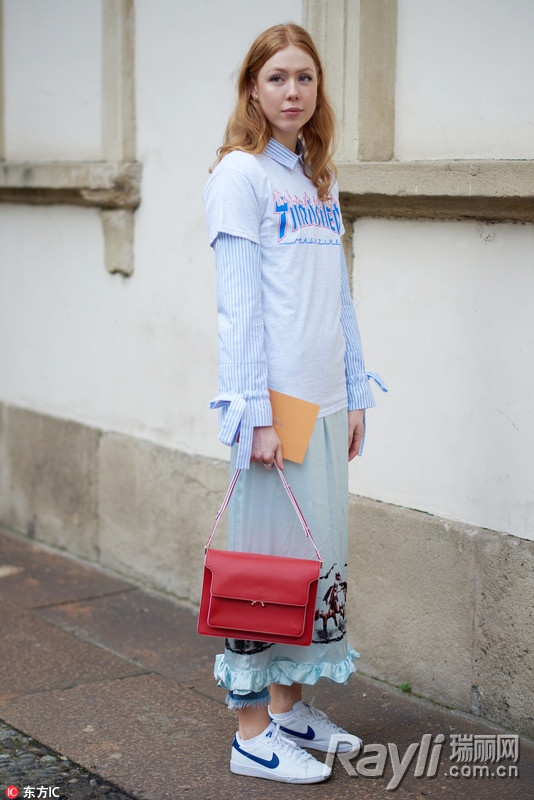 杨幂和唐嫣穿西装,唐嫣背过的这些时髦大牌包包