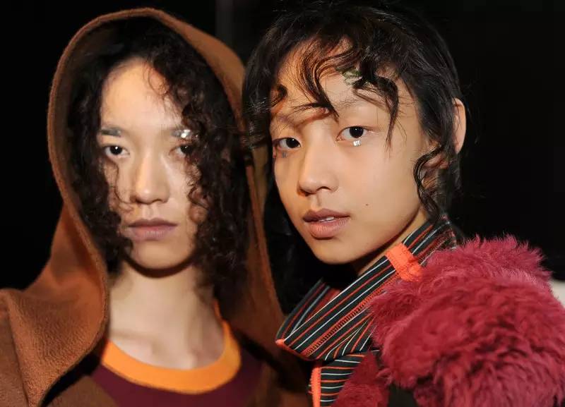 突袭时装周后台，探秘让模特360度美丽无死角的妆发技巧