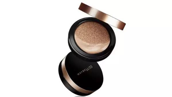 突袭时装周后台，探秘让模特360度美丽无死角的妆发技巧