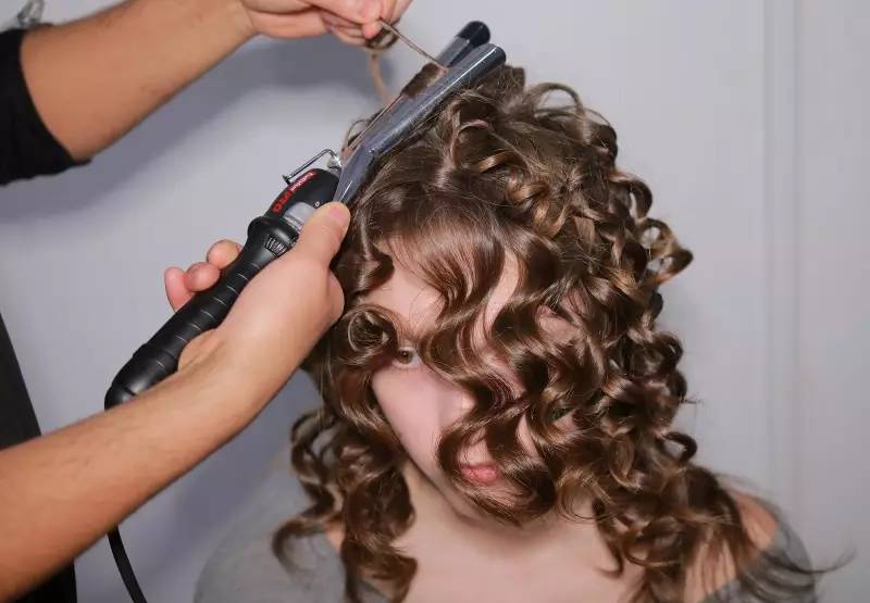 突袭时装周后台，探秘让模特360度美丽无死角的妆发技巧