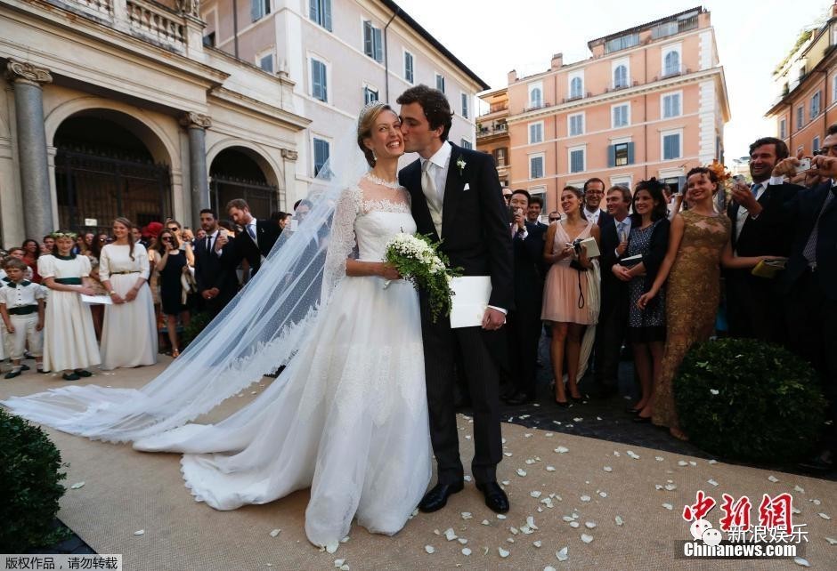 文莱王子宠老虎的画面好苏！各国高质量王子，哪个是你的菜？